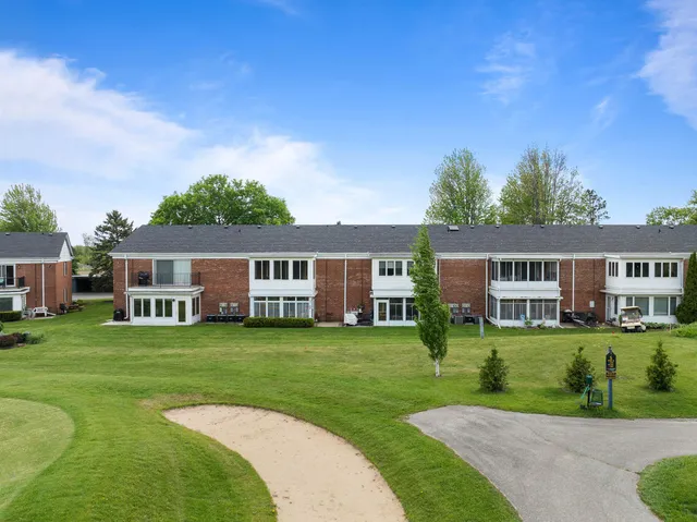 $305,500 | 348 County Road B, Unit 8, Fontana, WI 53125