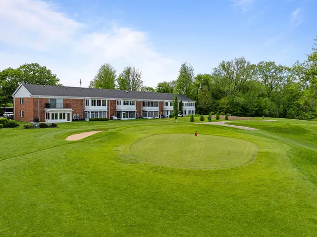 $305,500 | 348 County Road B, Unit 8, Fontana, WI 53125