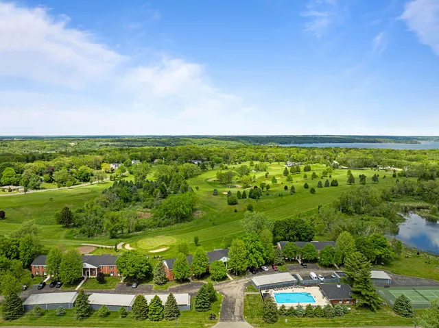 $305,500 | 348 County Road B, Unit 8, Fontana, WI 53125