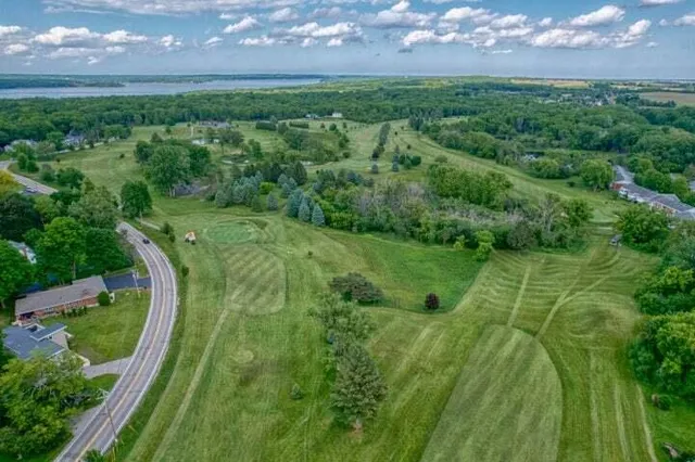 $305,500 | 348 County Road B, Unit 8, Fontana, WI 53125