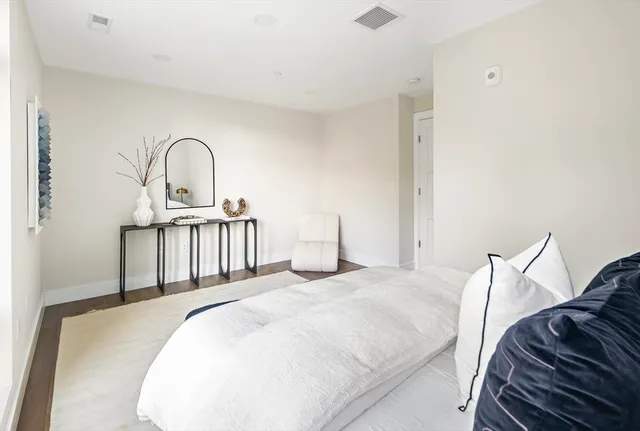 $4,800 | 20 Kinmonth Road, Unit 301, Newton, MA 02468