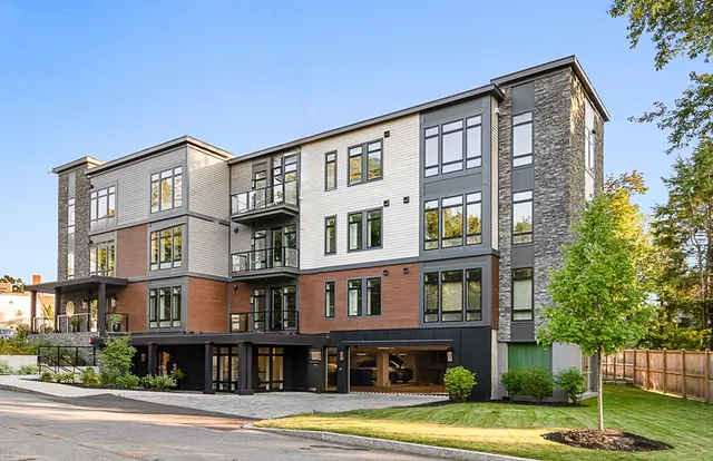 $4,800 | 20 Kinmonth Road, Unit 301, Newton, MA 02468