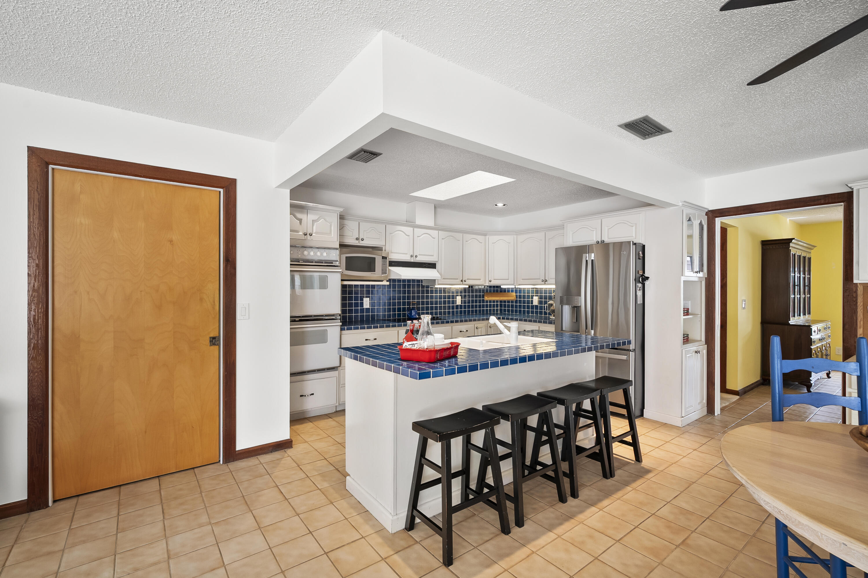 18815 South Golden Hawk Trail Jupiter, FL 33458 - Photo 21 of 49 a kitchen that has a table and chairs in it