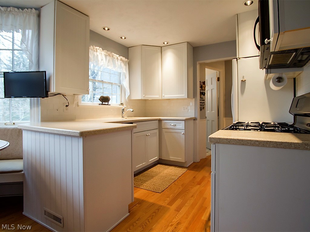 3047 Edgewood Road Cleveland, OH 44124 - Photo 16 of 35 Custom Eat-in Kitchen with Hardwood Floors.