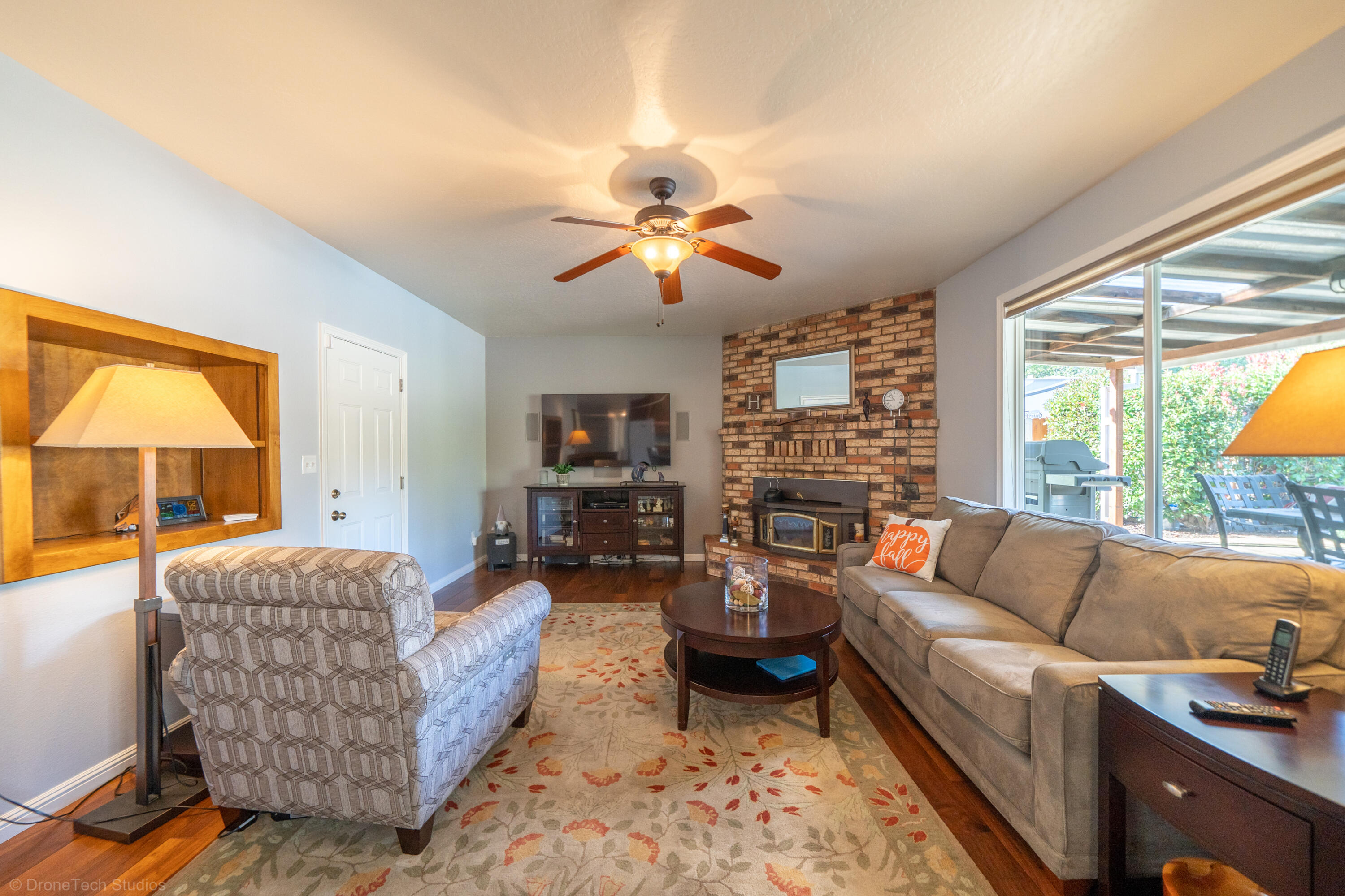 9048 Simmons Road Redding, CA 96001 - Photo 14 of 36 family room