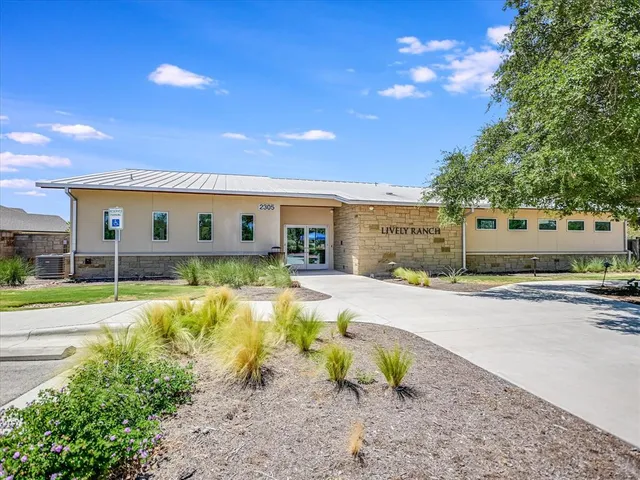 a view of a back yard