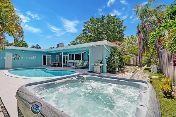 a view of a house with backyard