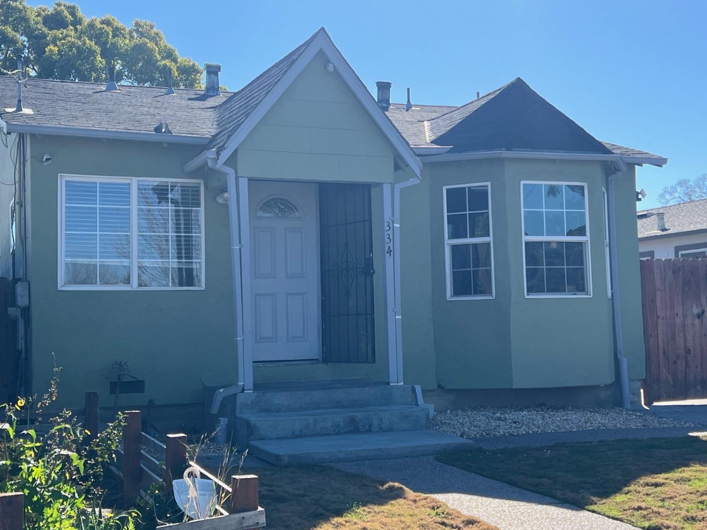 334 Hull Avenue San Jose, CA 95125 - Photo 4 of 12 a front view of a house with garden