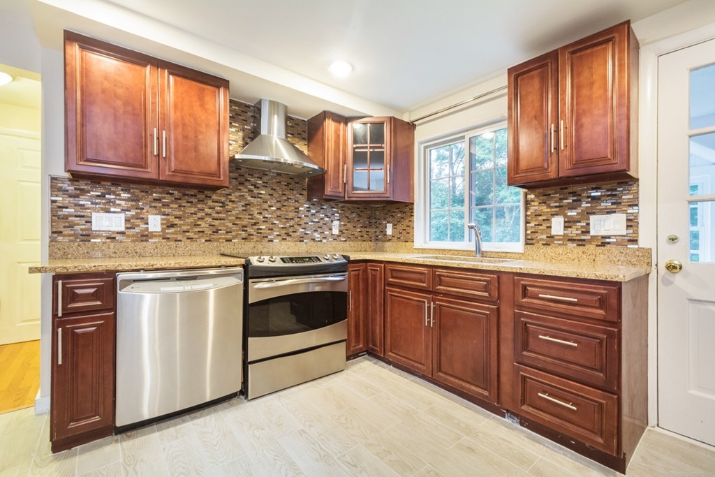 59 Strafford Road Westwood, MA 02090 - Photo 4 of 28 Gallery Image 4
