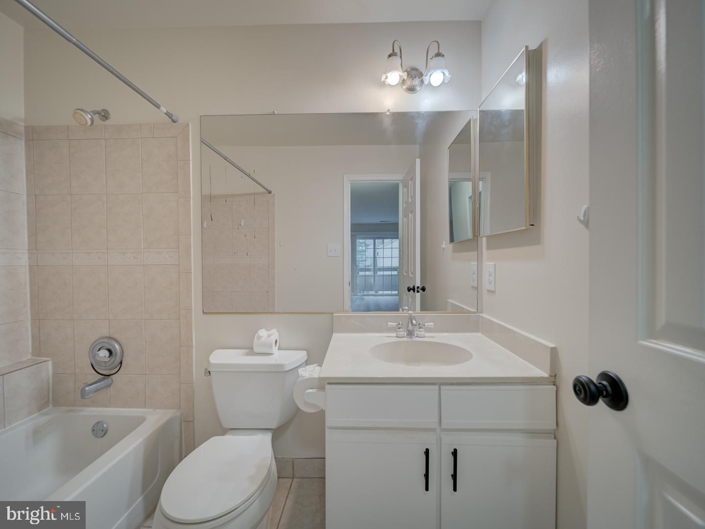 2233 Lovedale Lane, Unit I Reston, VA 20191 - Photo 34 of 56 Primary Suite Full Bath