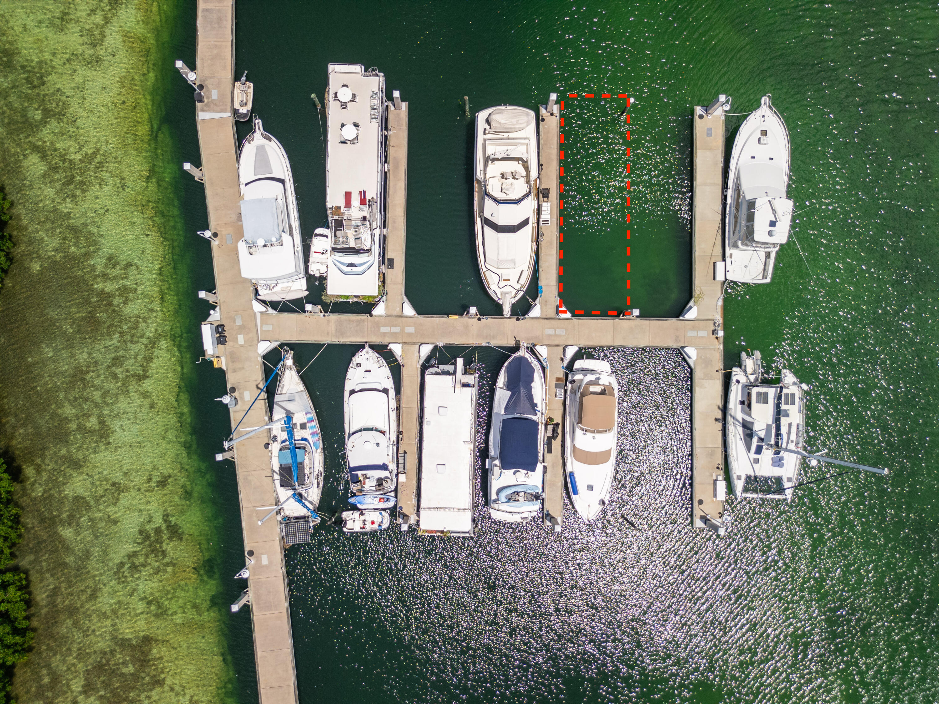 5555 College Road, Unit BARRACUDA #9 Key West, FL 33040 - Photo 4 of 18 a front view of a house with garden