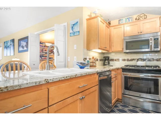 $535,000 | 1113 Highway 101, Unit 9, Depoe Bay, OR 97341