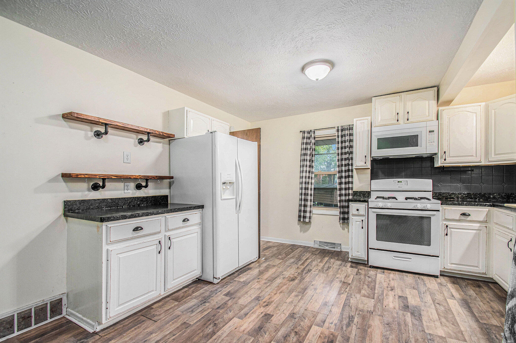 225 Holton Road La Porte, IN 46350 - Photo 4 of 15 2038x1358