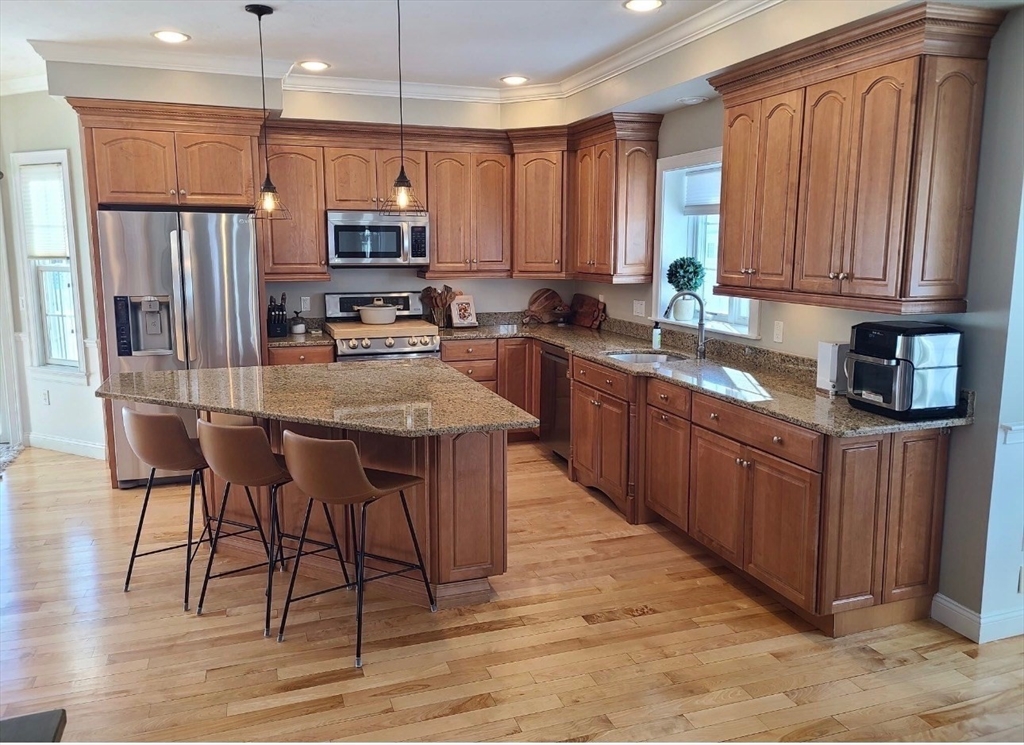 31 Chestnut Street Foxboro, MA 02035 - Photo 5 of 20