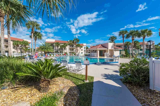 a view of a yard with plants