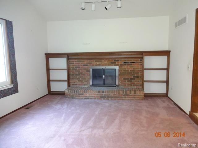 71 Foxboro Drive Rochester, MI 48309 - Photo 4 of 16 DSC03934.jpg