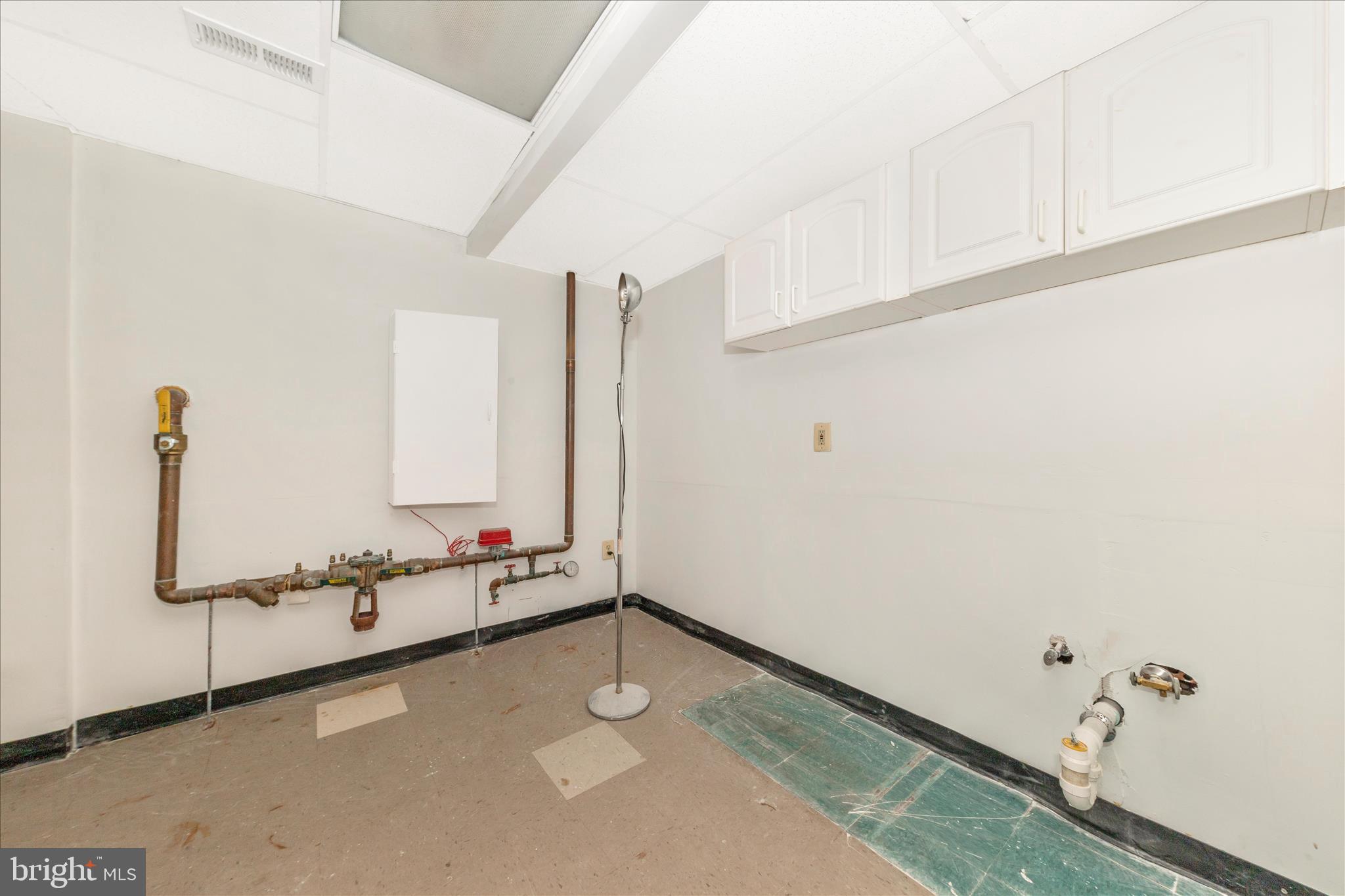 9309 Old Georgetown Road Bethesda, MD 20814 - Photo 33 of 50 a bathroom with shower