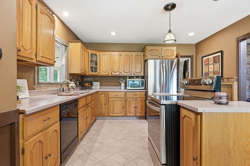 227 8 Lots Road Sutton, MA 01590 - Photo 5 of 42