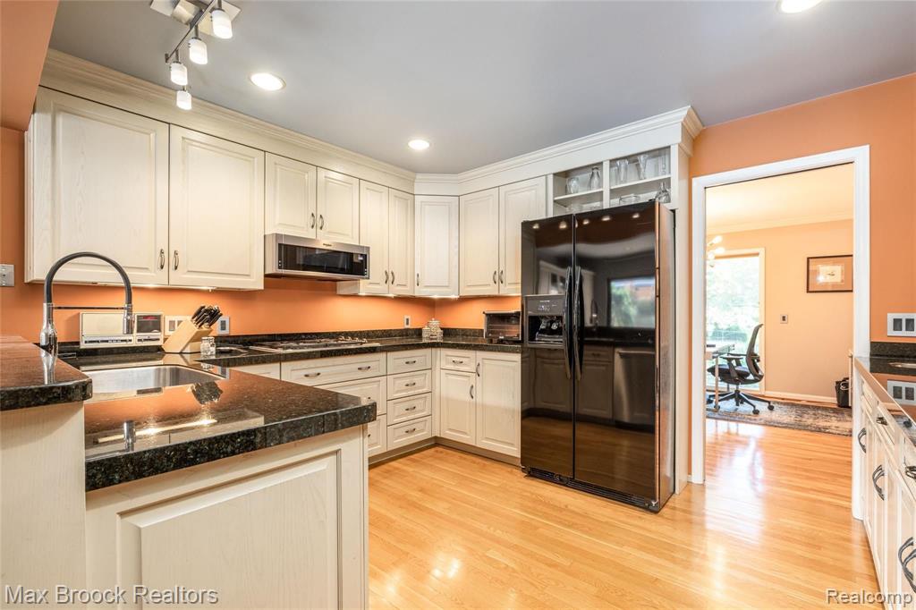 32481 Evergreen Road Beverly Hills, MI 48025 - Photo 32 of 57