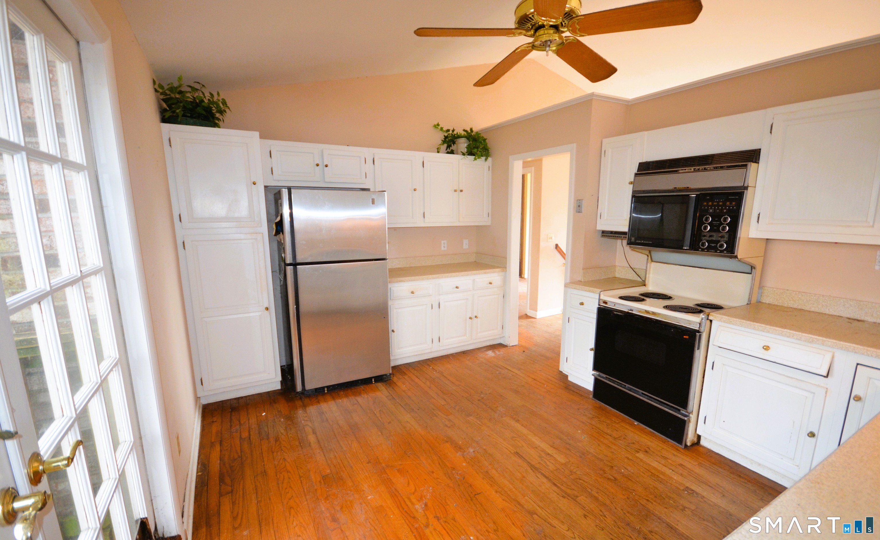215 Saxonwood Road Fairfield, CT 06825 - Photo 13 of 24 a kitchen with a refrigerator stove and a sink