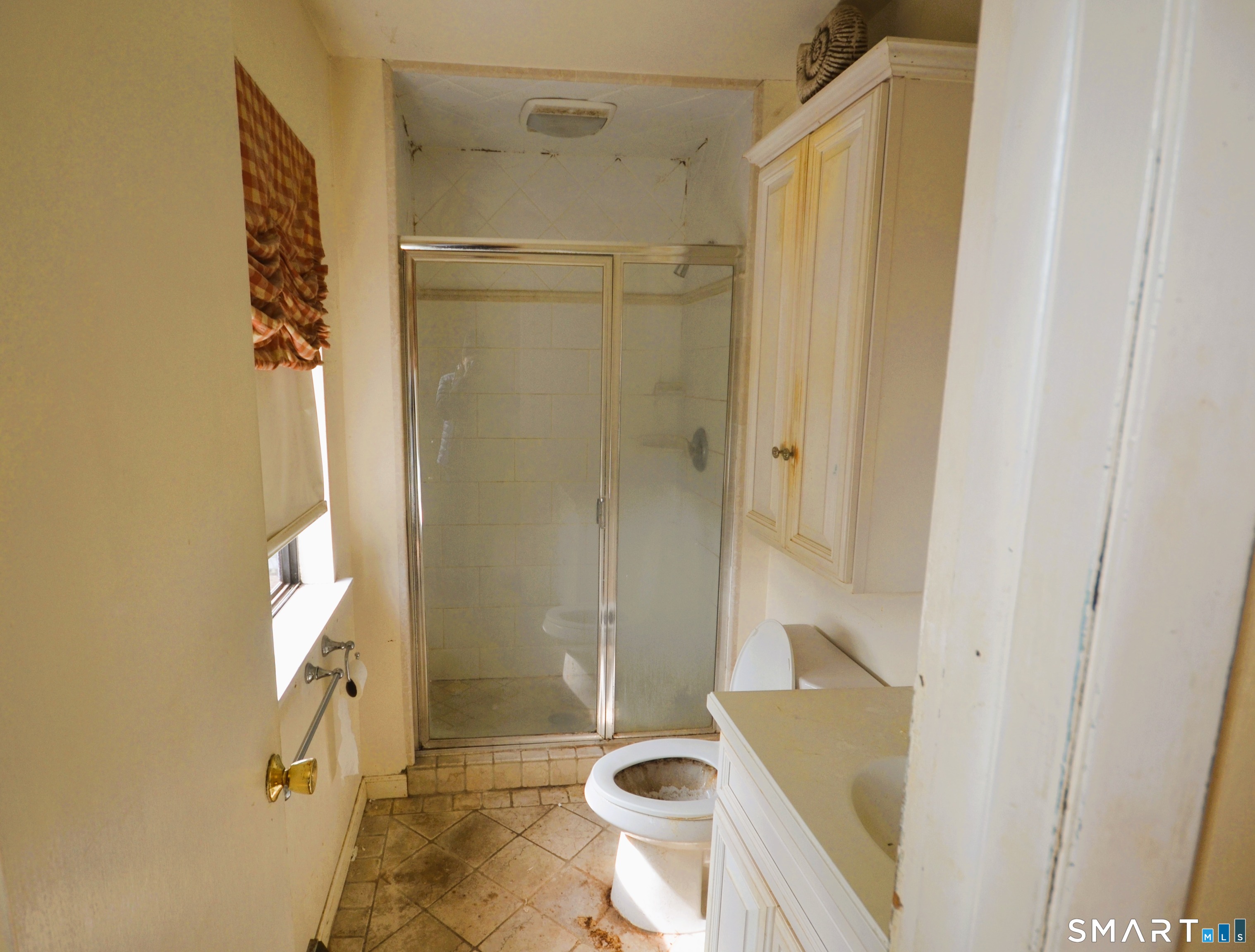 215 Saxonwood Road Fairfield, CT 06825 - Photo 17 of 24 a bathroom with a shower and a toilet