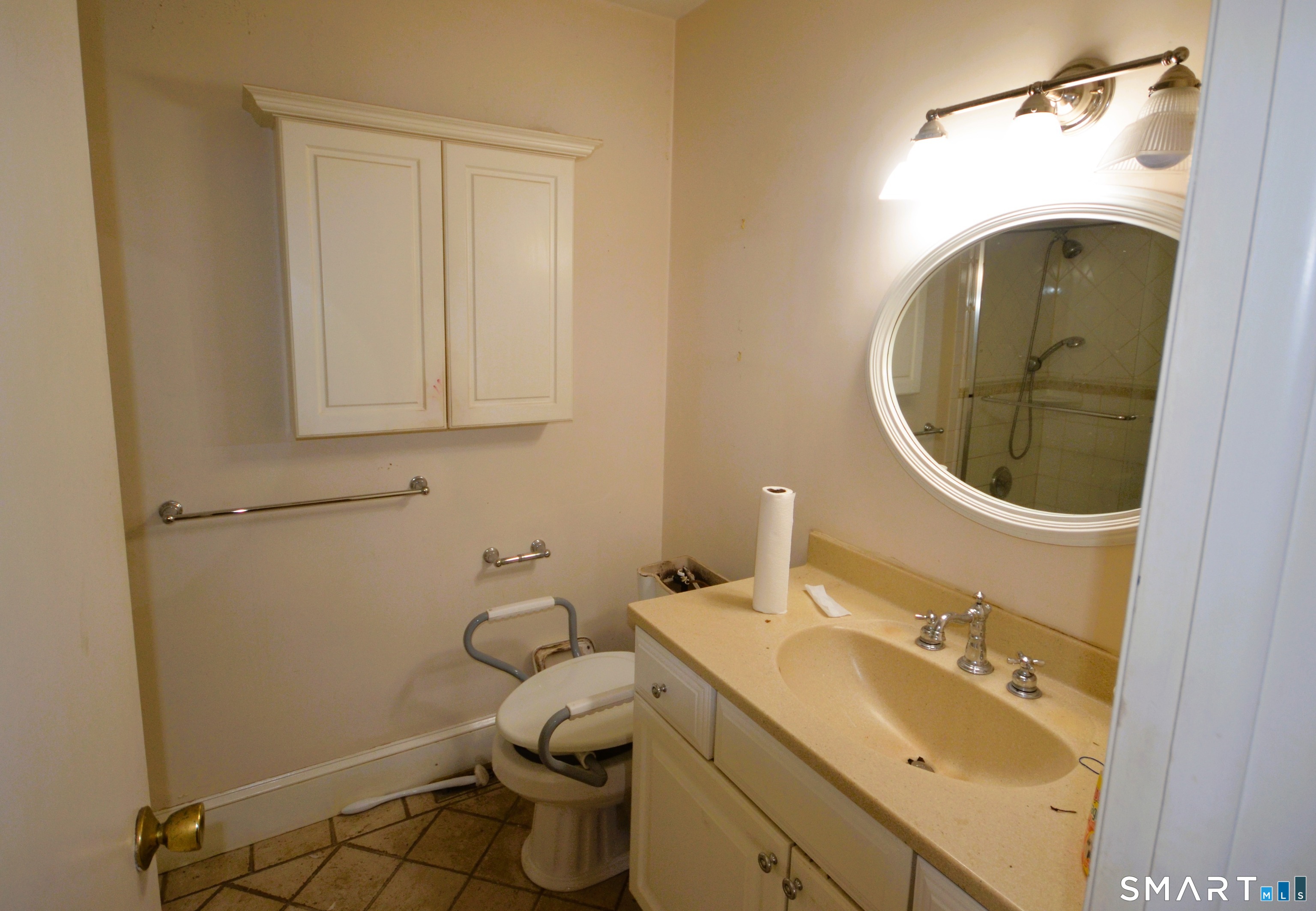 215 Saxonwood Road Fairfield, CT 06825 - Photo 18 of 24 a bathroom with a sink and a mirror