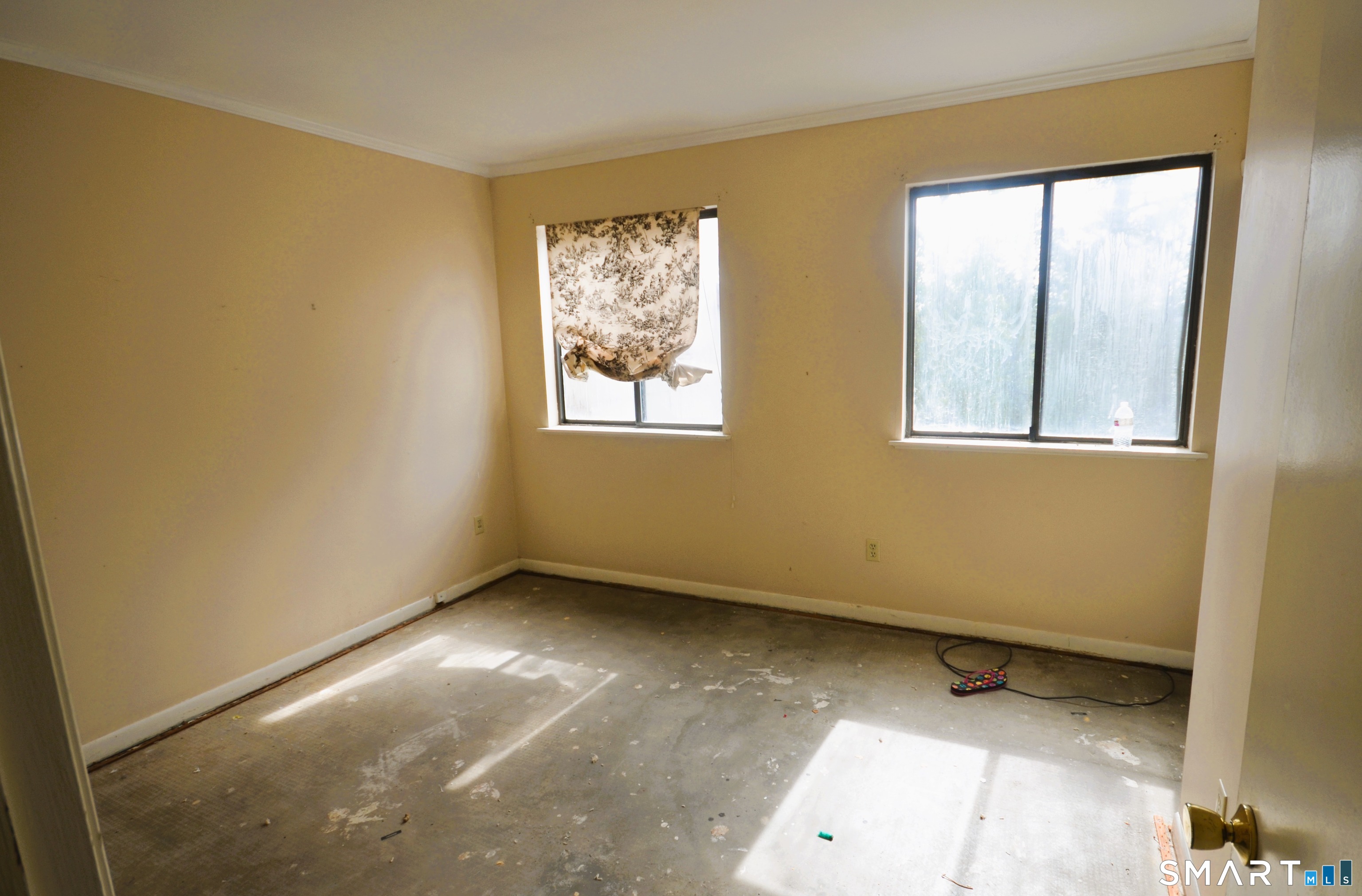 215 Saxonwood Road Fairfield, CT 06825 - Photo 19 of 24 a view of an empty room with a window
