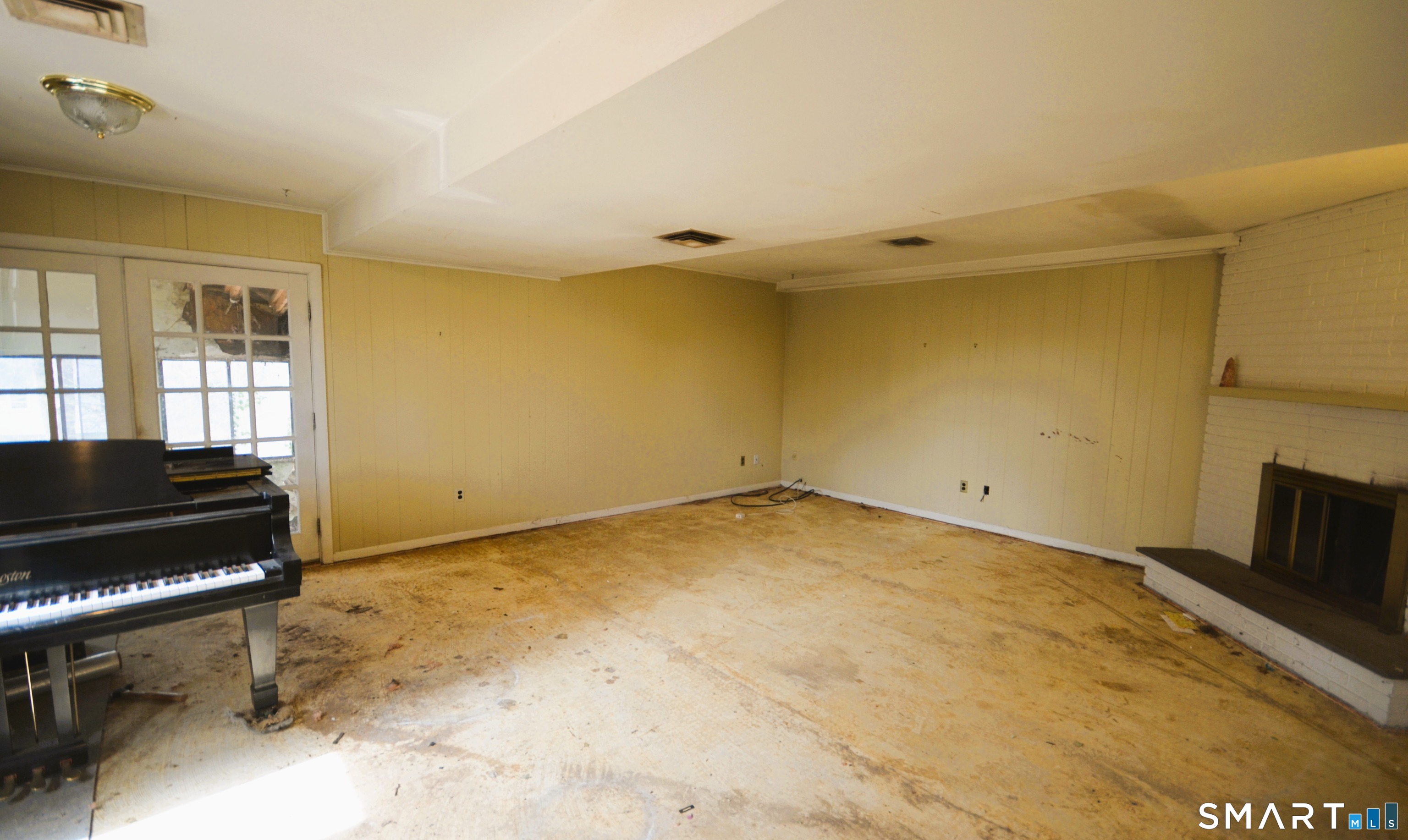 215 Saxonwood Road Fairfield, CT 06825 - Photo 21 of 24 a view of an empty room and a window