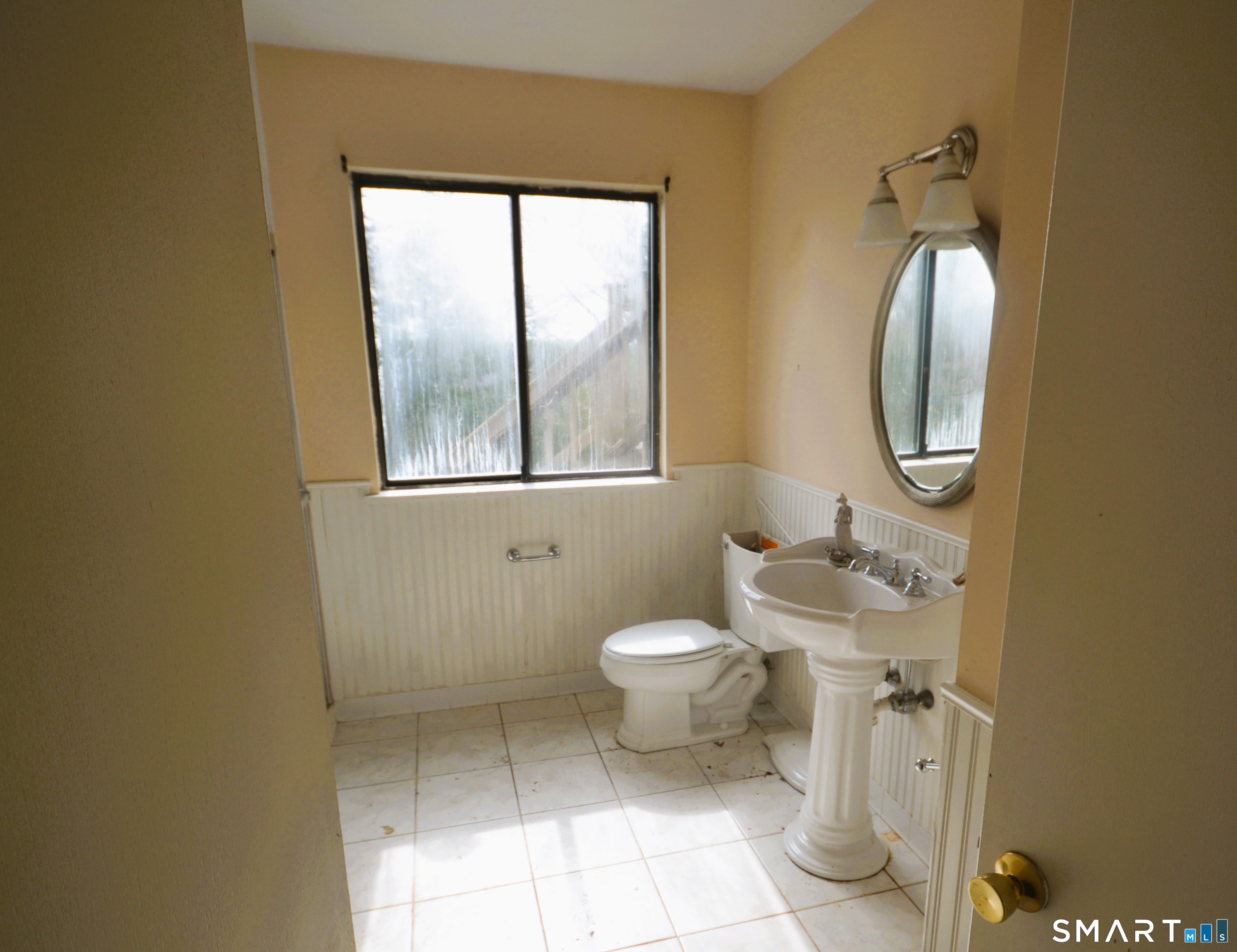 215 Saxonwood Road Fairfield, CT 06825 - Photo 22 of 24 a bathroom with a toilet sink and mirror