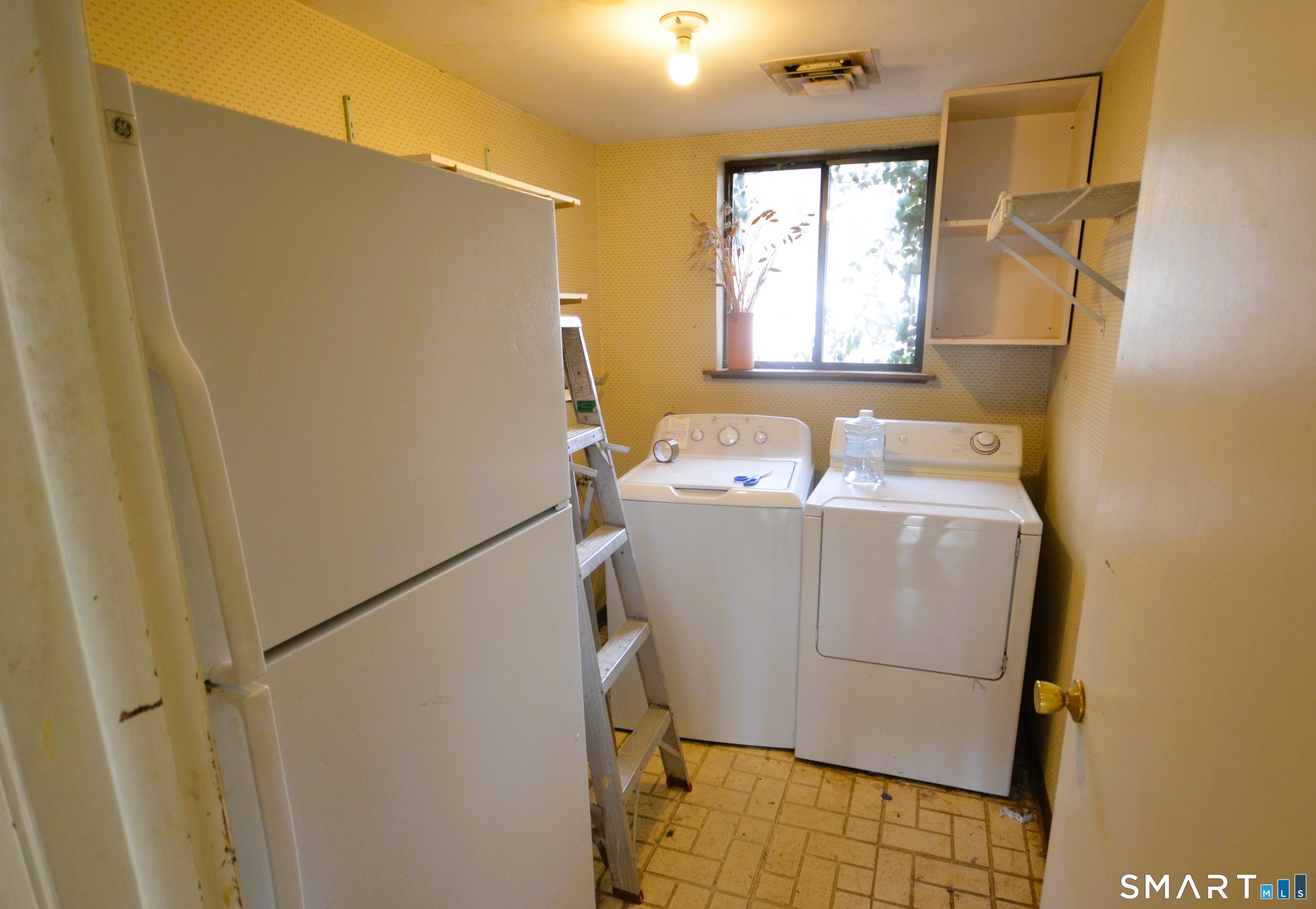215 Saxonwood Road Fairfield, CT 06825 - Photo 23 of 24 a utility room with dryer and washer