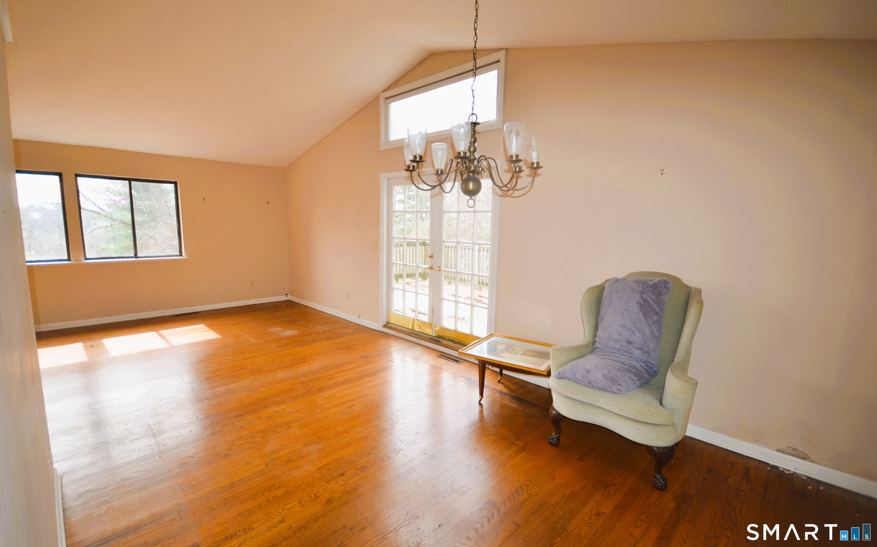 215 Saxonwood Road Fairfield, CT 06825 - Photo 4 of 24 a living room with furniture and a window