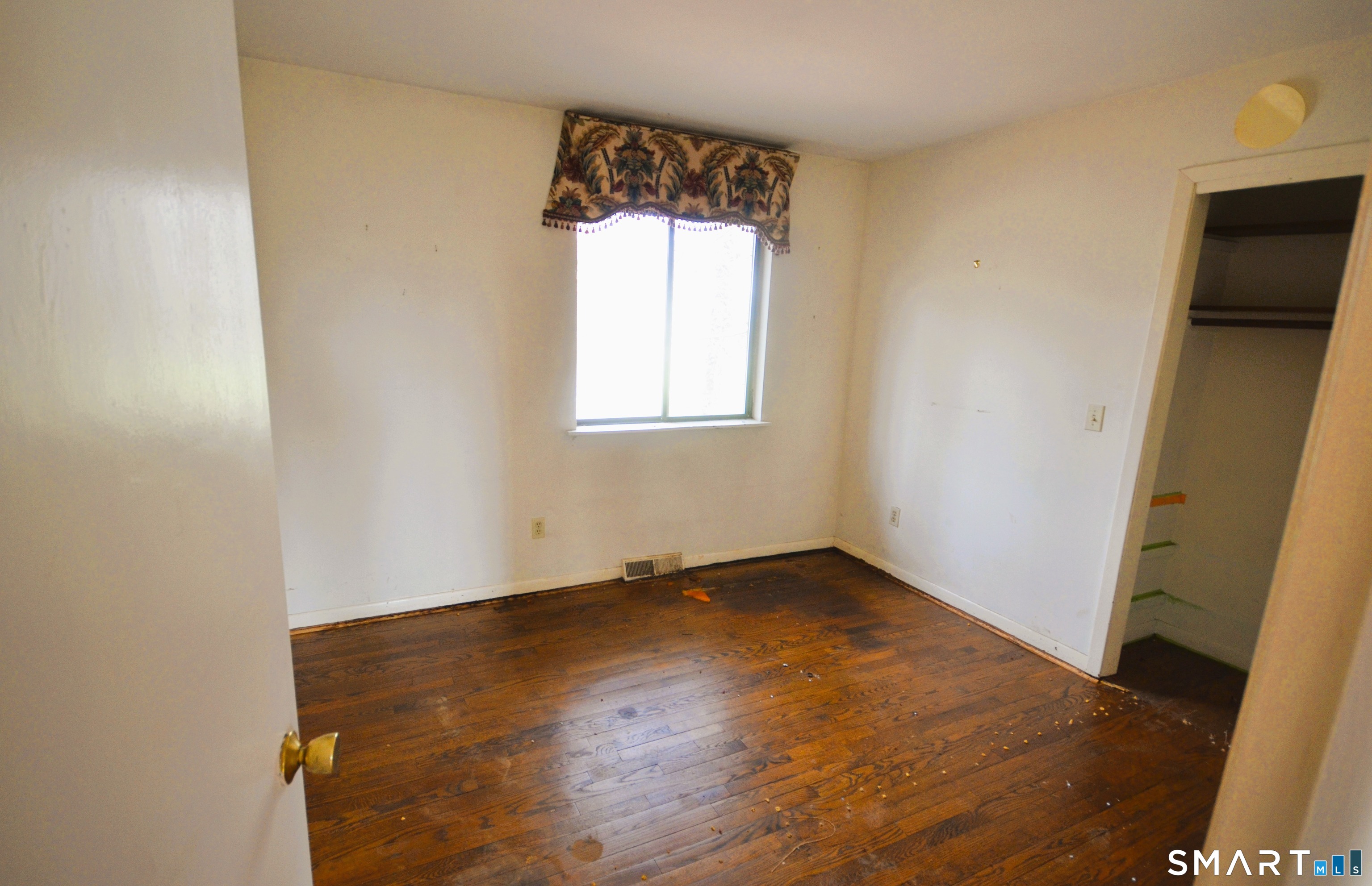 215 Saxonwood Road Fairfield, CT 06825 - Photo 7 of 24 an empty room with a window