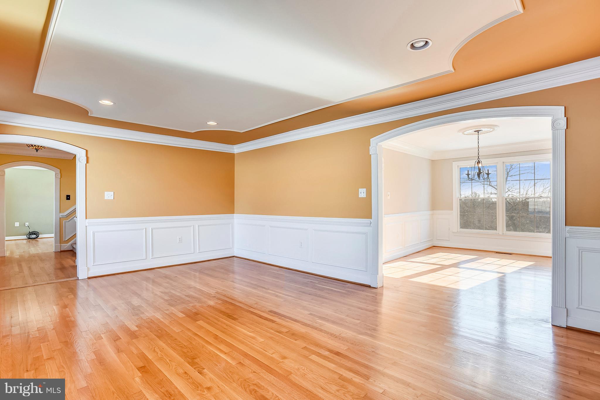 Large Living room with Crown Molding