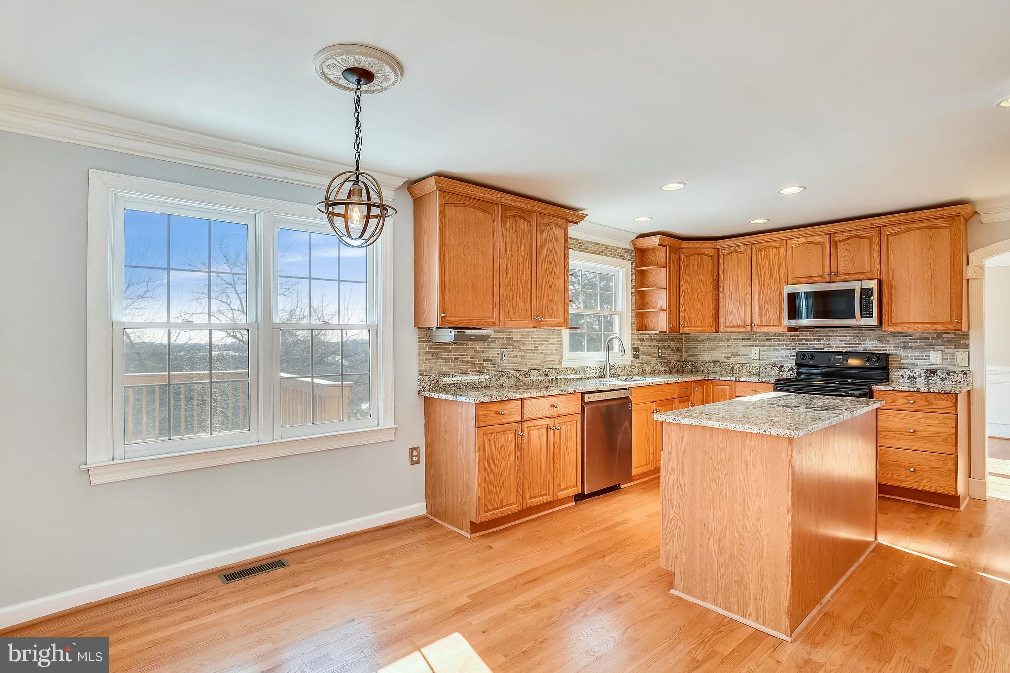 39877 Thomas Mill Road Leesburg, VA 20175 - Photo 9 of 36 Large Kitchen w/ Breakfast room