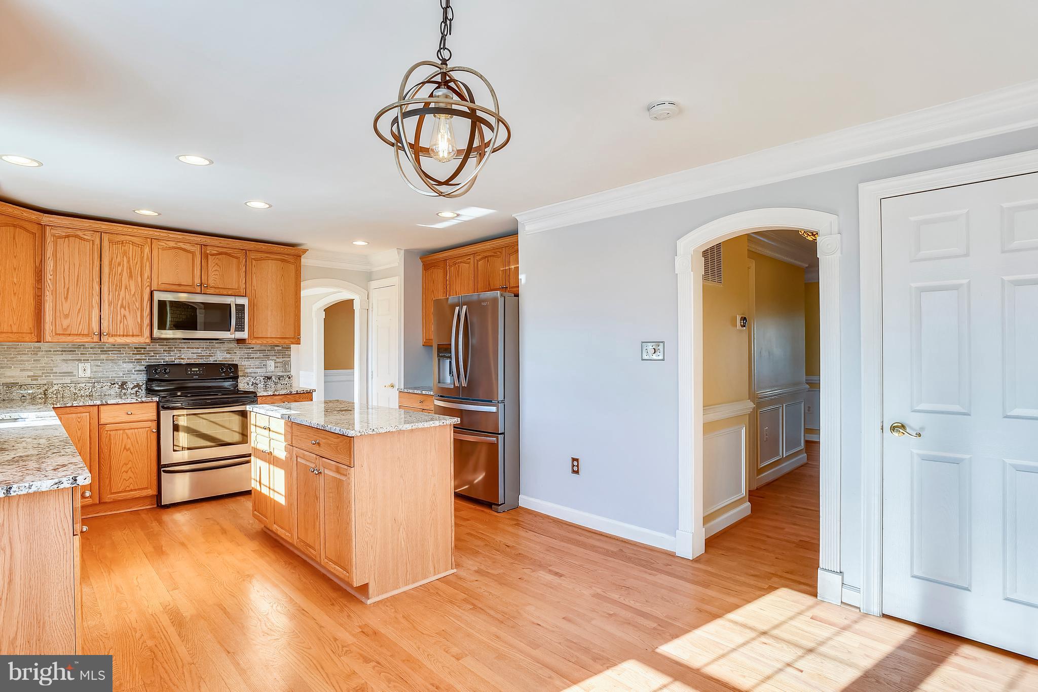 39877 Thomas Mill Road Leesburg, VA 20175 - Photo 10 of 36 Kitchen with Updated Lighting in Eating Area