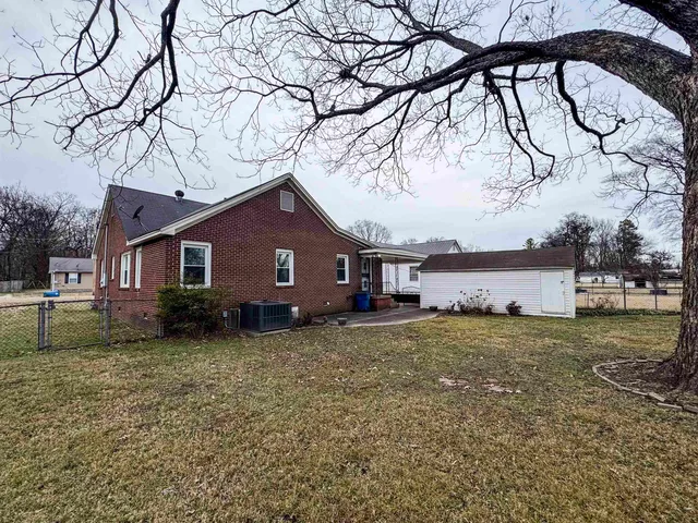 a house view with backyard space