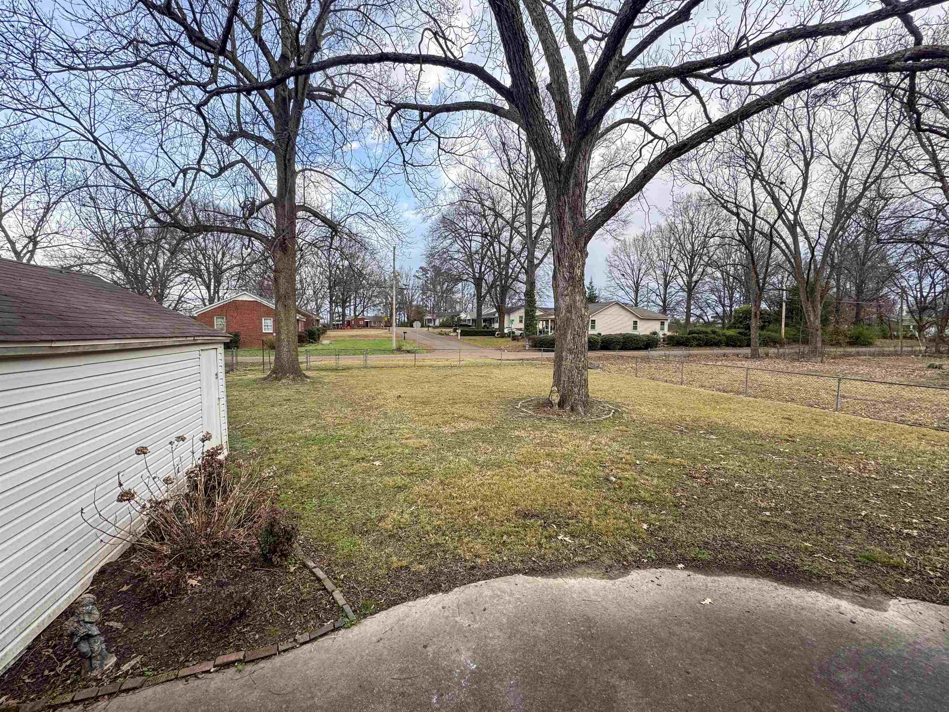 400 Park Street Covington, TN 38019 - Photo 20 of 24 a backyard of apartments with large trees