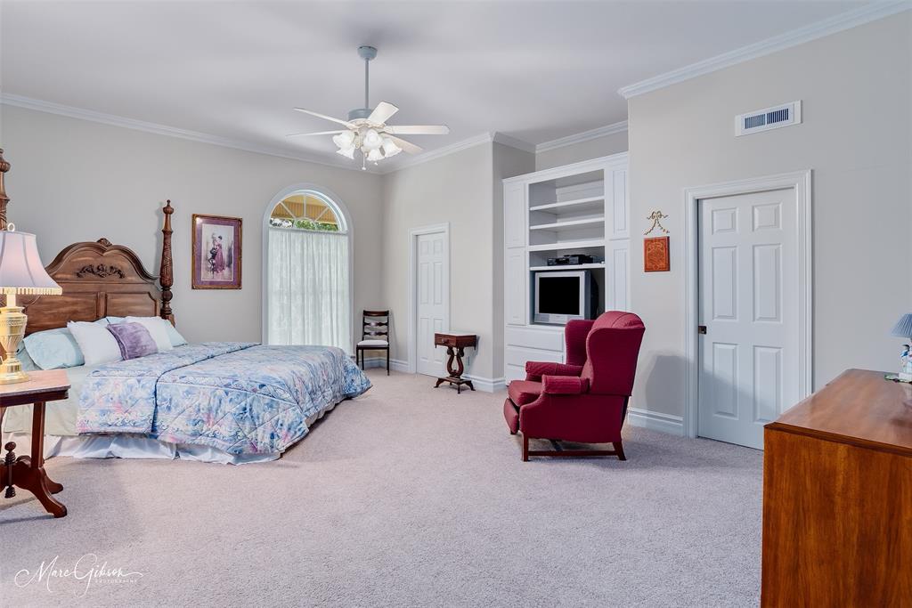 3669 Fountainbleau Road Keithville, LA 71047 - Photo 27 of 40 a living room with furniture and a flat screen tv