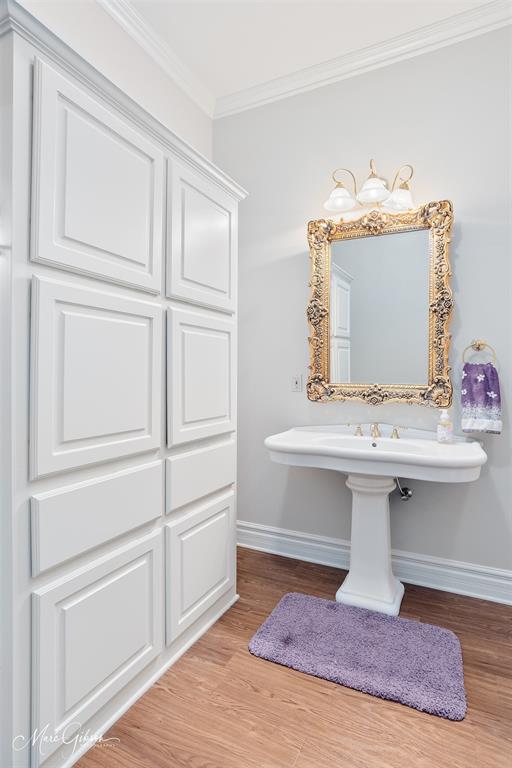 3669 Fountainbleau Road Keithville, LA 71047 - Photo 29 of 40 a bathroom with a sink and a mirror
