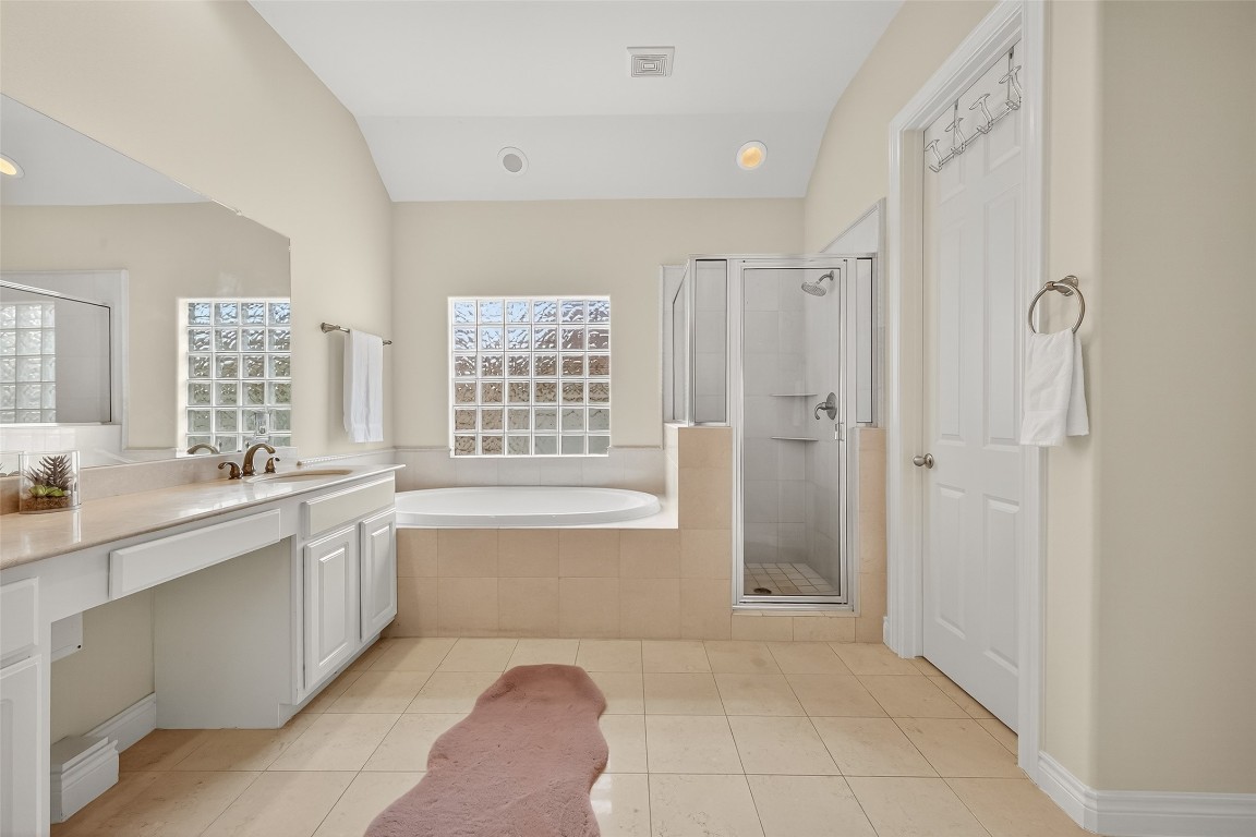 5938 Kansas Street Houston, TX 77007 - Photo 13 of 30 a spacious bathroom with a shower tub and a sink