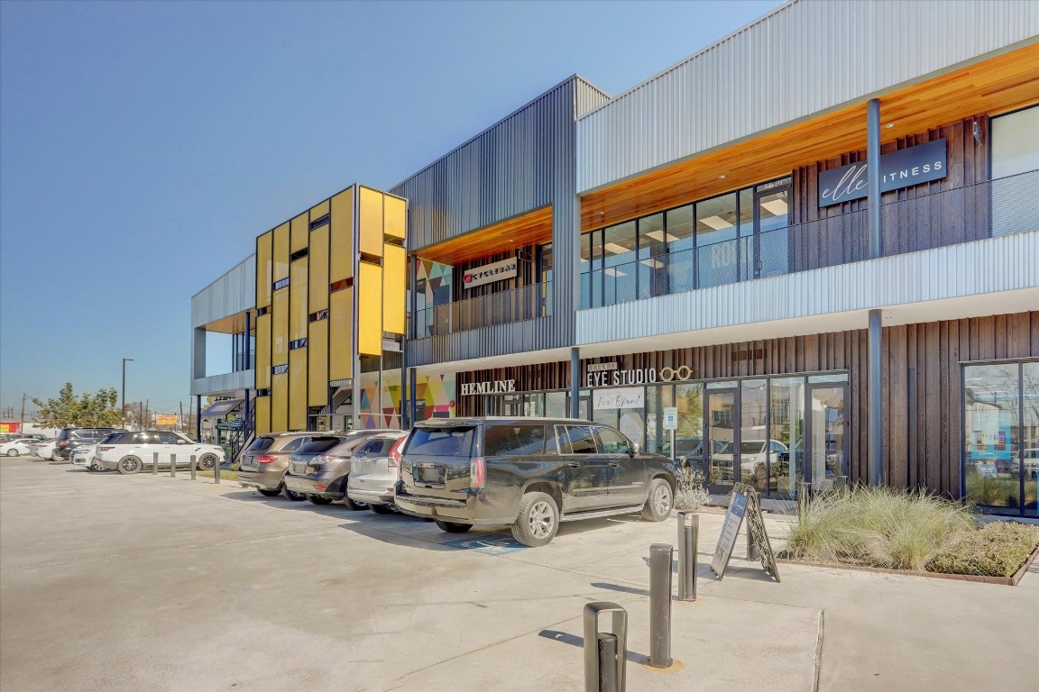 5938 Kansas Street Houston, TX 77007 - Photo 20 of 30 a view of building with cars