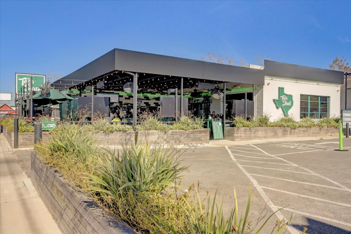 5938 Kansas Street Houston, TX 77007 - Photo 21 of 30 a view of a swimming pool with outdoor seating