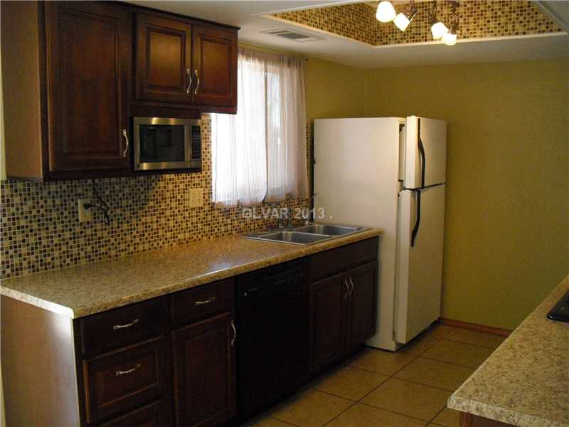 553 East Rolly Street Henderson, NV 89011 - Photo 4 of 14 Kitchen.
