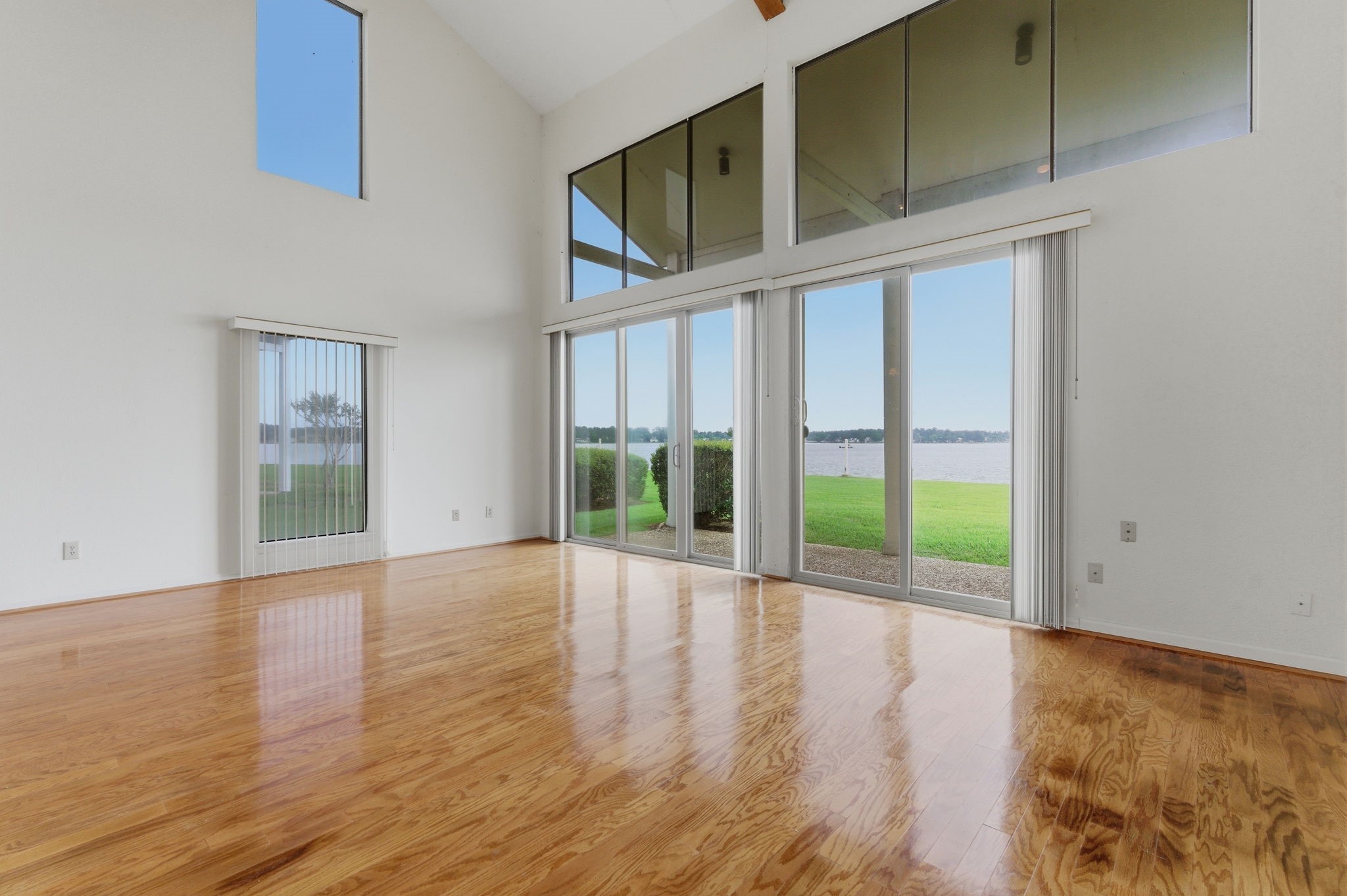 144 April Point Drive South Conroe, TX 77356 - Photo 5 of 33