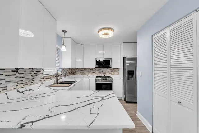 $350,000 | 2010 North Nicole Lane, Round Lake Beach, IL 60073