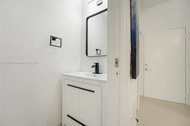 $2,990 | 2020 Prairie Avenue, Unit 205, Miami Beach, FL 33139