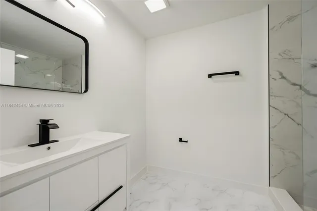 $2,990 | 2020 Prairie Avenue, Unit 205, Miami Beach, FL 33139