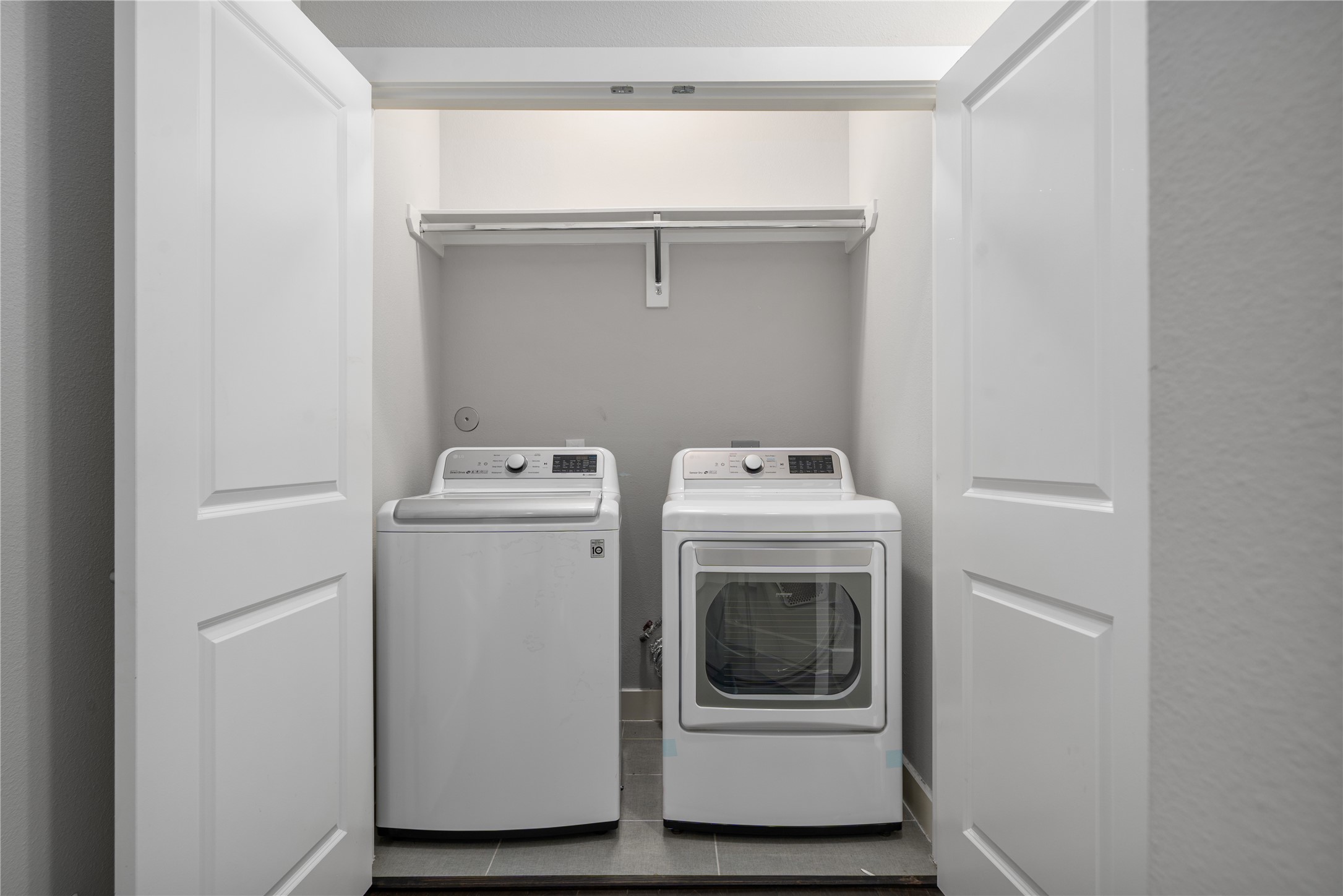 2510 Tuam Street, Unit G Houston, TX 77004 - Photo 26 of 40 a utility room with dryer and washer