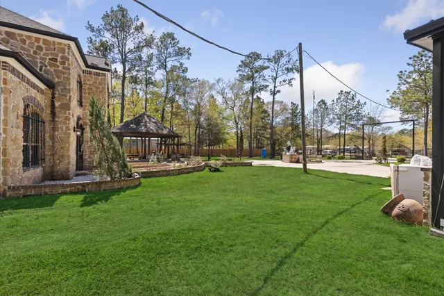 $825,000 | 826 Oak Bend Loop, Cleveland, TX 77328