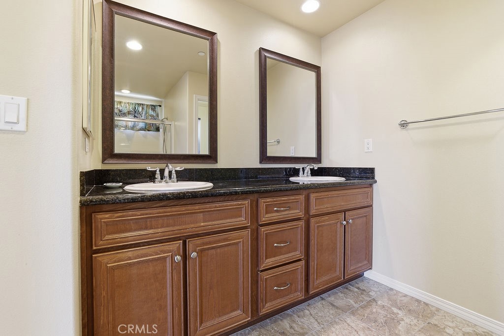11370 Dream Pacoima, CA 91331 - Photo 25 of 55 Primary Bathroom